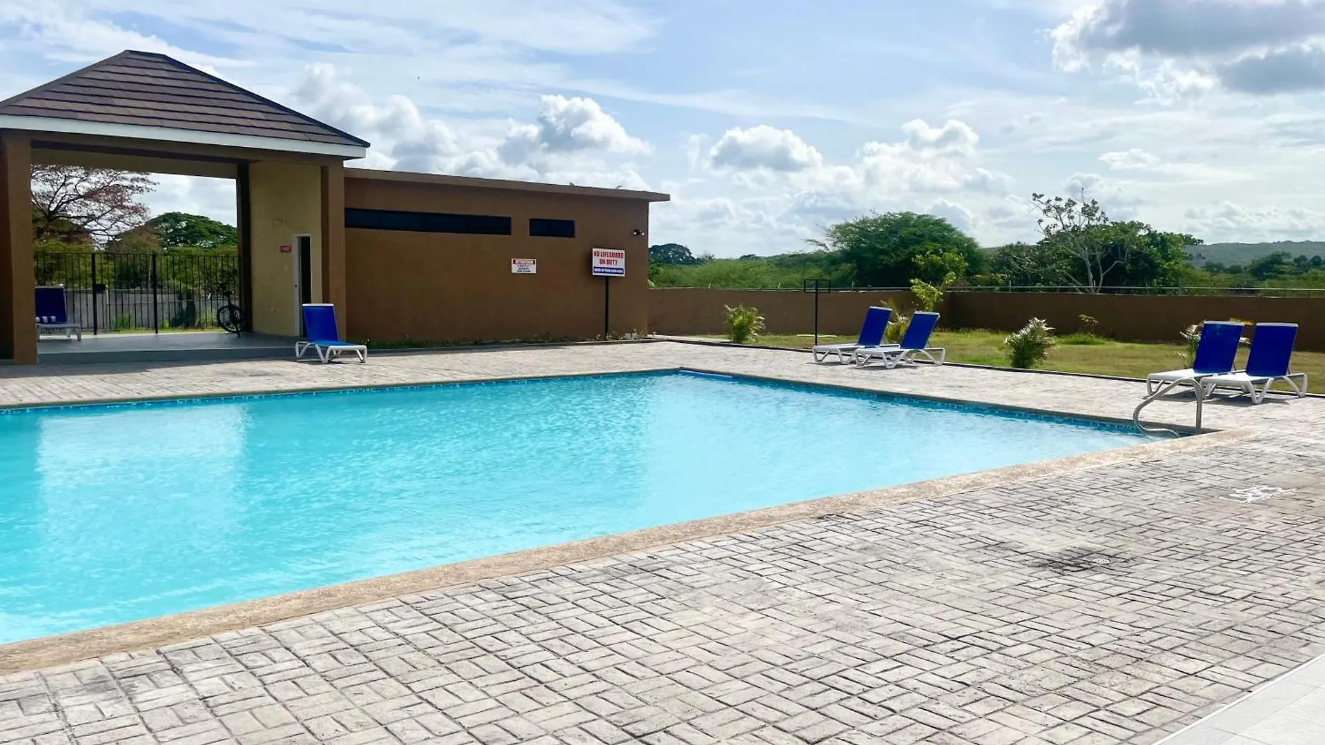 Secure Resort Vibes Getaway - Colbeck Manor Old Harbour - Gated, Pool, Gym